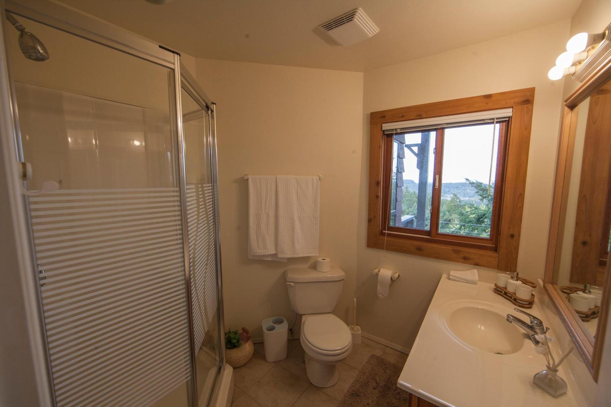 Shangri-La Oceanfront Vacation Home Bedwell Harbour Phòng bức ảnh