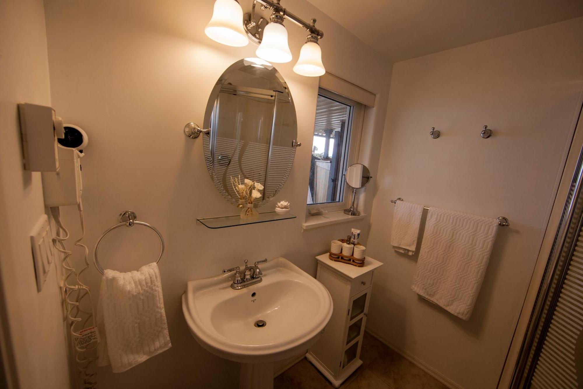 Shangri-La Oceanfront Vacation Home Bedwell Harbour Ngoại thất bức ảnh